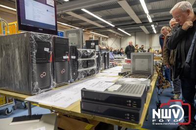 Zaterdag morgen was het een grote drukte op 't Harde tijdens de elektronica vlooienmarkt in het MFC die dit jaar voor de 25ste keer werdt georganiseerd. - © NWVFoto.nl